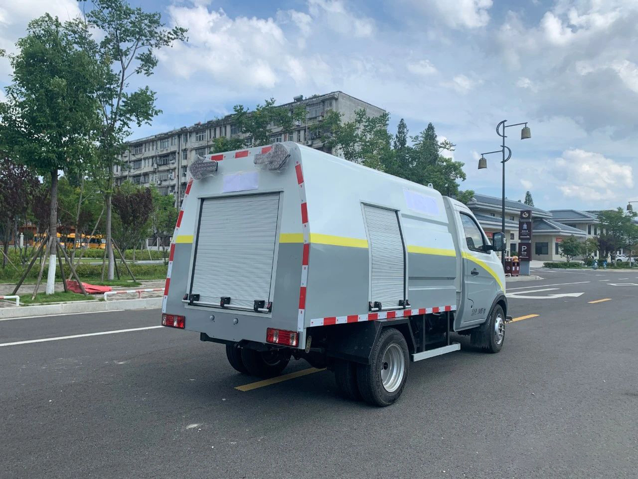 東風(fēng)2方純電動路面養(yǎng)護車